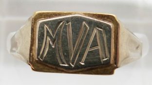 An 18k gold signet ring 2.3g