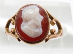 A 9ct gold ring set with a hardstone cameo, Chester 1914, 2g, size O
