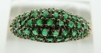 A 9ct gold ring set with emeralds, 2.2g, size U