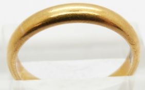 A 22ct gold wedding band/ring, 5.5g, size R