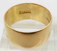 A 22ct gold wedding band/ ring, 9g, size S