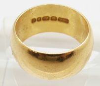 A 22ct gold wedding band/ ring, 8g, size I