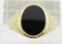 A 9ct gold ring set with onyx, 2.6g, size V