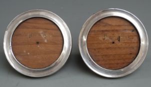 Pair of George V hallmarked silver circular photograph frames with easel backs, Birmingham 1922