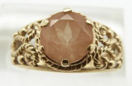 A 9ct gold ring set with quartz with pierced shoulders, 3.7g, size M