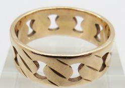 A 14k gold ring with cut out decoration, 7.2g, size V