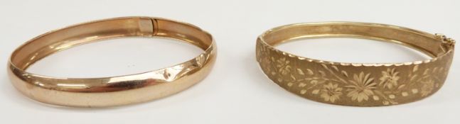 9ct gold bangle with floral decoration and a plain 9ct gold bangle, 13.31g