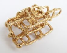 An 18ct gold bespoke abstract pendant by Hooper Bolton,19.5g (4.3 x 2.1cm)