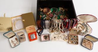 Collection of jewellery including pearl studs, Ronson lighter, Jewelcraft bracelet and necklace,