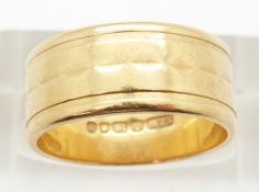 An 18ct gold wedding band/ring, 6.3g, size L