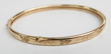 A 9ct gold bangle, 5.9g (6.7 x 5.3cm)