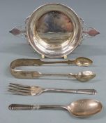 Art Nouveau hallmarked silver twin handled tray or shallow bowl with stylised handles, London 1907