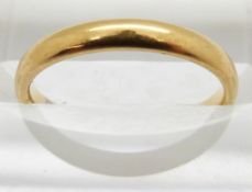A 22ct gold wedding band/ring, Chester 1933, 2.2g, size G