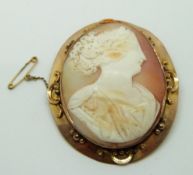 A 9ct gold brooch set with a cameo, 5.5 x 4.5cm