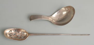 Georgian hallmarked silver mote spoon marked with lion passant and makers mark FC, length 14.5cm