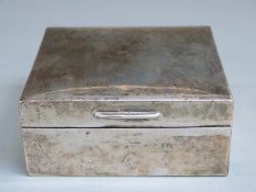 Edward VII hallmarked silver cigarette box, London 1908 maker's mark rubbed, with 8.5cm