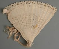 Early 20thC carved and pierced bone fan decorated with flowers and foliage, length 20cm