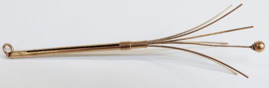 A yellow metal cocktail swizzle stick, 5.2g
