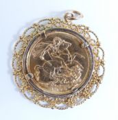 1900 gold full sovereign in yellow metal rope twist pendant mount, 11.3g all in