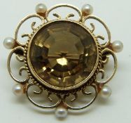A 9ct gold brooch set with a quartz surrounded by pearls, 2.5g