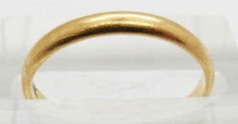 An 18ct gold wedding band/ ring, 2.1g, size L