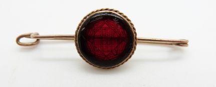 A yellow metal brooch set with an intaglio seal cabochon, 4.1g, 5cm