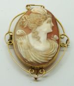 Victorian yellow metal brooch set with a cameo depicting a lady, 4 x 4.8cm
