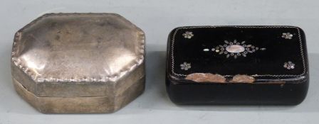 Victorian lacquer snuff box and a white metal box, length 5.5cm