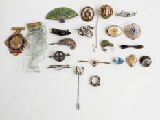 A Siam silver brooch set with enamel, jet brooch, quartz brooch, filigree brooch, yellow metal Art