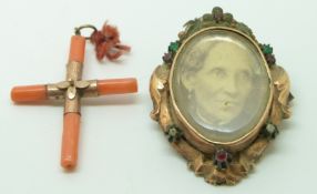 Victorian yellow metal brooch set with a photo, verso hair and a coral cross with gold fittings