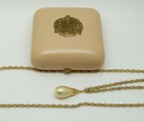 A 9ct gold necklace set with a faux pearl, 5.9g, 27cm drop.