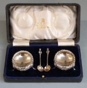 Cased pair of Victorian hallmarked silver open salts and spoons, Sheffield 1896 maker Martin