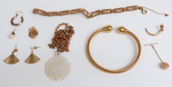 A 9ct gold gate bracelet (4.6g), a section of 18ct gold (1.7g), a 9ct gold pendant, a pair of 9ct