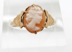 A 9ct gold ring set with a cameo, 1.4g, size O