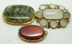 Victorian brooch/ pendant set with agate, a 9ct gold Victorian brooch set with moss agate and a