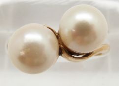 A 9ct gold ring set with two pearls, 4.2g, size N