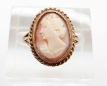 A 9ct gold ring set with a cameo, 2.3g, size J