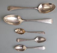 Pair of Georgian hallmarked silver table spoons, London 1792 maker's mark IB, length 21cm,