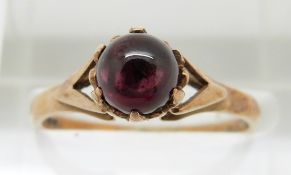 A 9ct gold ring set with a garnet cabochon, 2g, size N