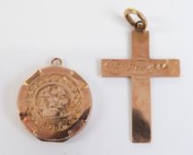 Edwardian 9ct rose gold cross, 3cm long and a 9ct rose gold locket with chased decoration, Chester