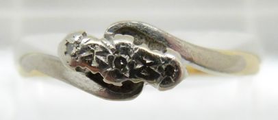 An 18ct gold ring set with three diamonds in a platinum setting, 2.6g, size O