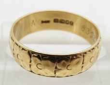 An 18ct gold ring/ wedding band with floral decoration, 4.1g, size N