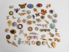 A collection of brooches including vintage, enamel, marcasite, large agate example, Exquisite, etc