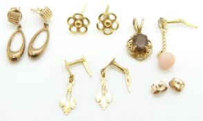 Two pairs of 9ct gold earrings, a 9ct gold pendant, (1.4g) etc