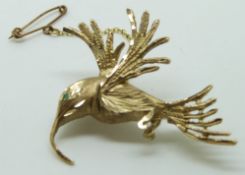 A 9ct gold brooch in the form of a hummingbird with an emerald eye, 6.2g