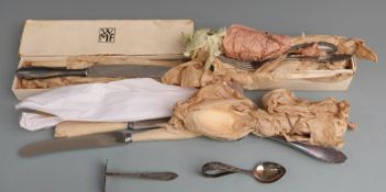 Chinese white metal pusher and spoon set marked 90 silver, length of pusher 9.5cm, weight 34g and