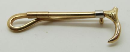 A 9ct gold riding crop brooch, 3.7cm long