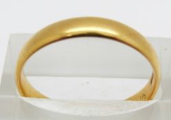 A 22ct gold wedding band in original Bath box, Birmingham 1923, 4.4g size Q