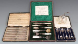 Walker and Hall hallmarked silver bladed and handled butter knives, weight 185g, cased mother of