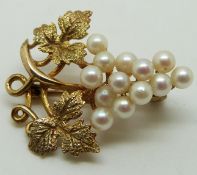 A 9ct gold brooch set with pearls in a grape and vine setting, 4g